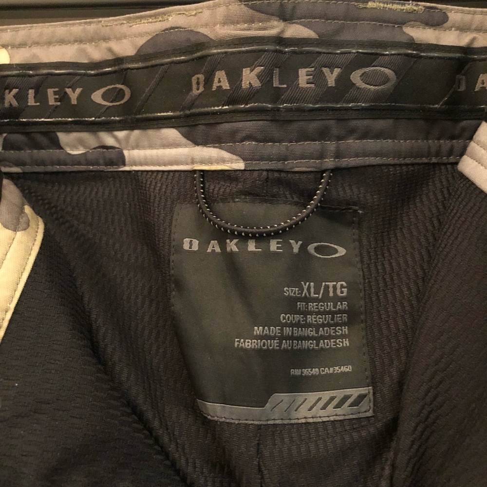 Oakley XL camo snowboard pants